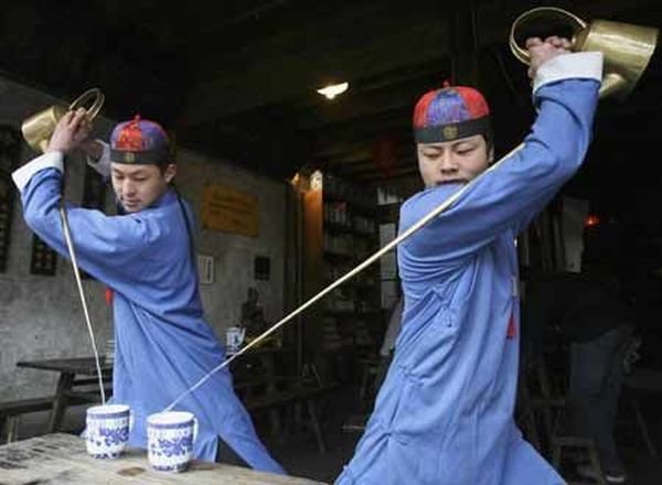 Как наливают чай в Китае (5 фото)