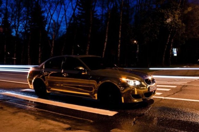 В Москве появился позолоченный BMW M5 (12 фото)
