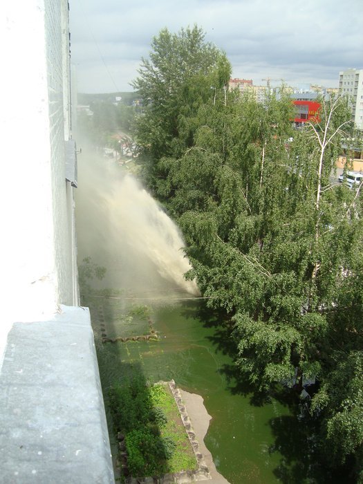 Взрыв трубы в Риге (4 фото)
