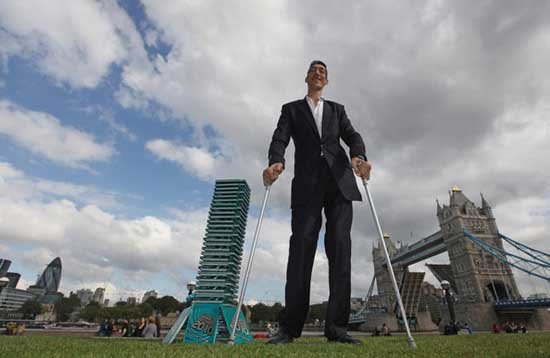 Самый высокий человек на земле (5 фото)